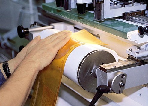 건식 옵세트 인쇄를 위한 접착식 테이프를 출력하는 플렉소